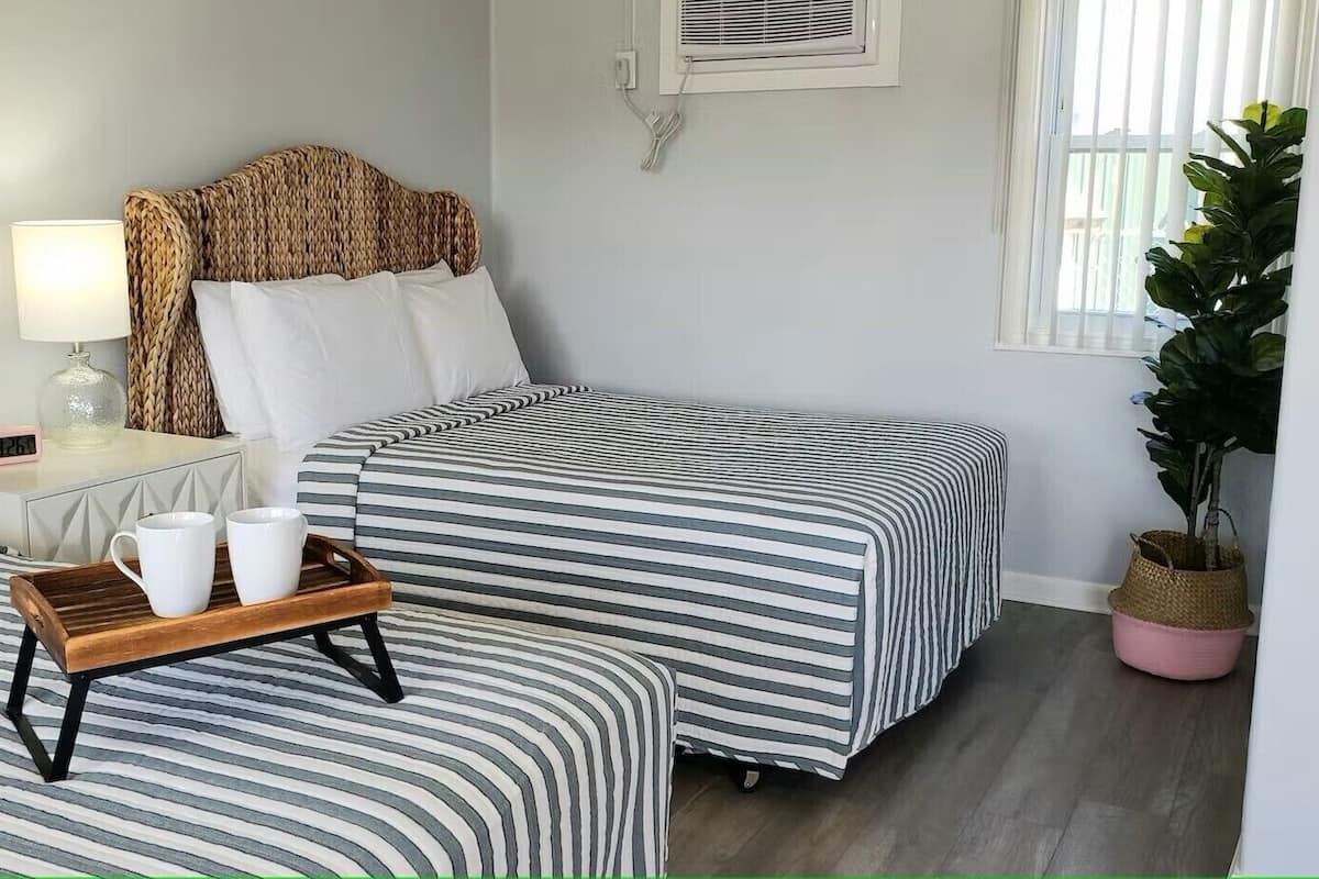 Muebles diferentes, tabla de planchar con plancha y wifi gratis