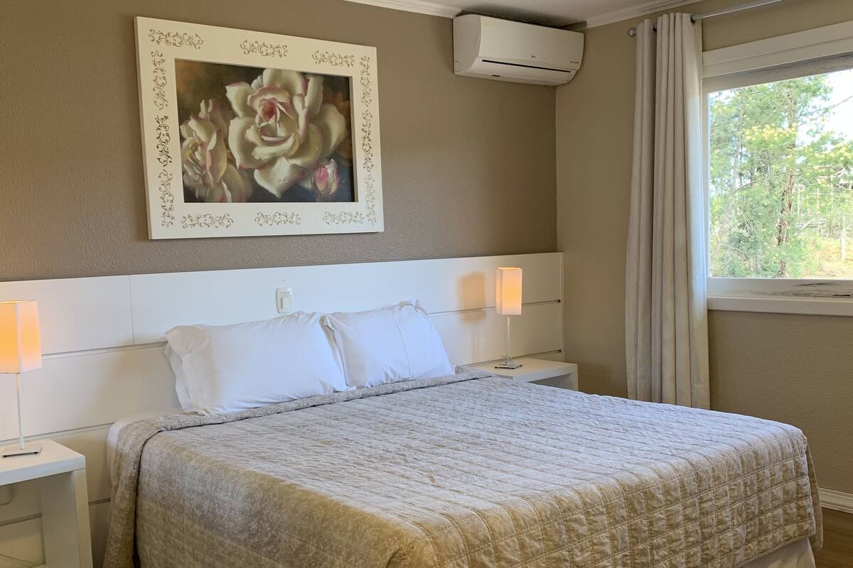 Deluxe Suite | Minibar, blackout drapes, soundproofing, WiFi (free)
