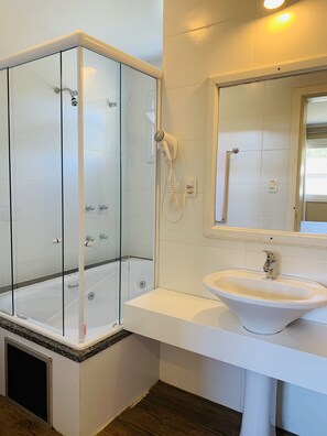 Deluxe Suite | Bathroom | Shower, free toiletries, hair dryer, towels - Pousada Vila Da Neve (Gramado)