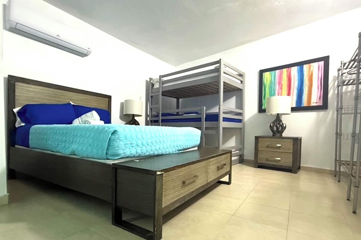 VA 201 Deluxe Views of the Atlantic, Family Suite / Kitchen / 1 Full Size Bed and 2 Twin/Twin Bunk | 1 多间卧室、遮光窗帘、免费 WiFi、床单