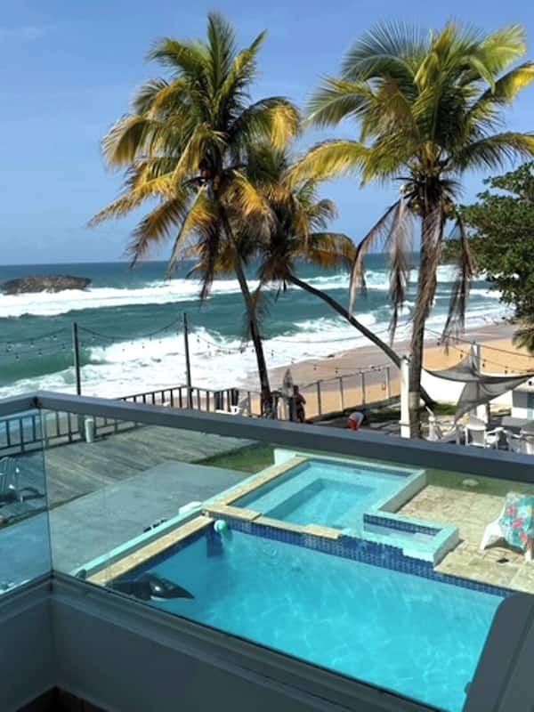 VA 201 Deluxe Views of the Atlantic, Family Suite / Kitchen / 1 Full Size Bed and 2 Twin/Twin Bunk | Pemandangan pantai/laut