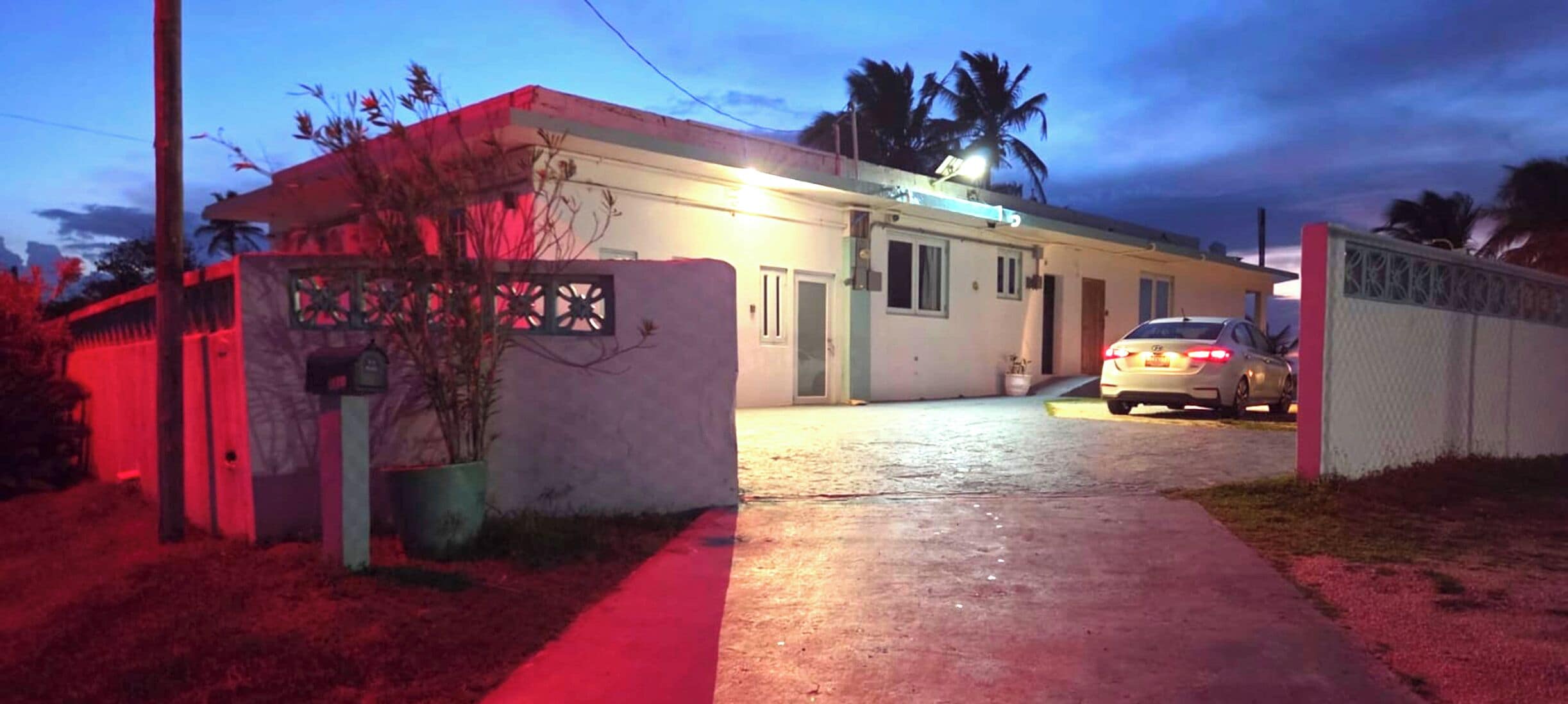 住宿正面 - 傍晚/夜晚