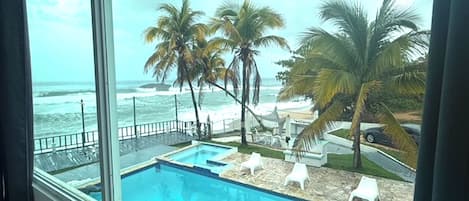 VA 201 Deluxe Views of the Atlantic, Family Suite / Kitchen / 1 Full Size Bed and 2 Twin/Twin Bunk | Vista spiaggia/mare
