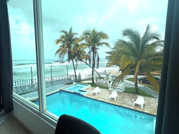 VA 201 Deluxe Views of the Atlantic, Family Suite / Kitchen / 1 Full Size  Bed and 2 Twin/Twin Bunk | 海灘/海景