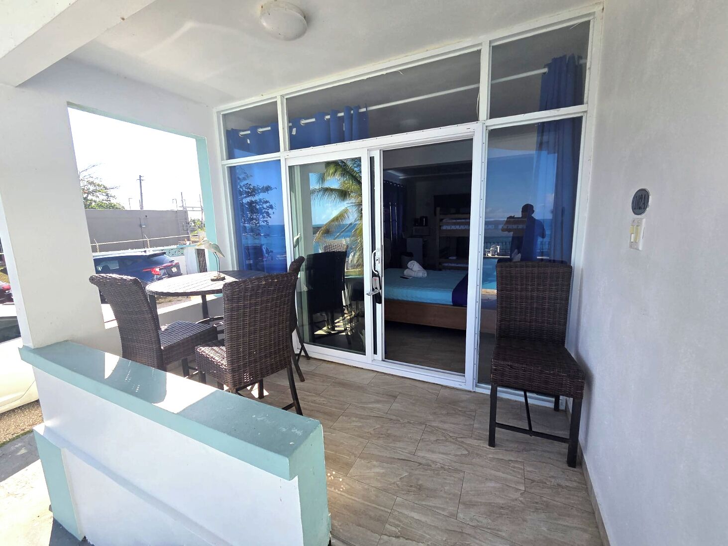 VA 102a Junior Ocean View Suite, 1 Full/Twin Size Bunk Bed, Ocean Front  Property | 거실 공간 | 평면 TV