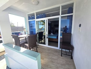 VA 102a Junior Ocean View Suite, 1 Full/Twin Size Bunk Bed, Ocean Front Property | Wohnbereich