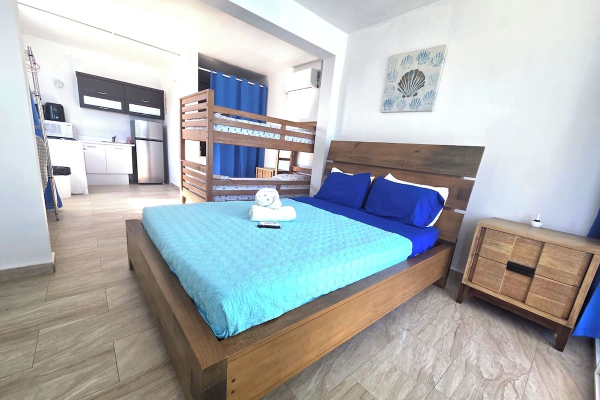 VA 102a Junior Ocean View Suite, 1 Full/Twin Size Bunk Bed, Ocean Front Property | 1 多间卧室、遮光窗帘、免费 WiFi、床单