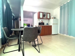 VA 201 Deluxe Views of the Atlantic, Family Suite / Kitchen / 1 Full Size Bed and 2 Twin/Twin Bunk | 私人厨房 | 大冰箱、微波炉、茶具/咖啡用具、电热水壶