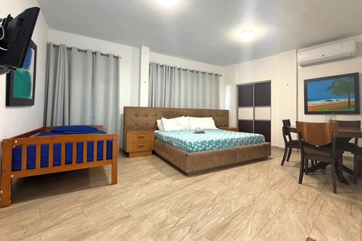 VA 202 Executive Ocean View Suite / Kitchen / 1 King Size Bed, Ocean Front Property | 1 多间卧室、遮光窗帘、免费 WiFi、床单
