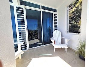 VA 201 Deluxe Views of the Atlantic, Family Suite / Kitchen / 1 Full Size Bed and 2 Twin/Twin Bunk | Living area