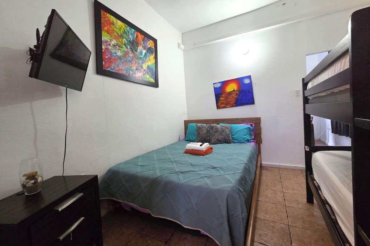 VA 104 Standard Villa / Kitchen / 1 Full and 1 Twin Size beds, Ocean Front Property | 1 多间卧室、遮光窗帘、免费 WiFi、床单