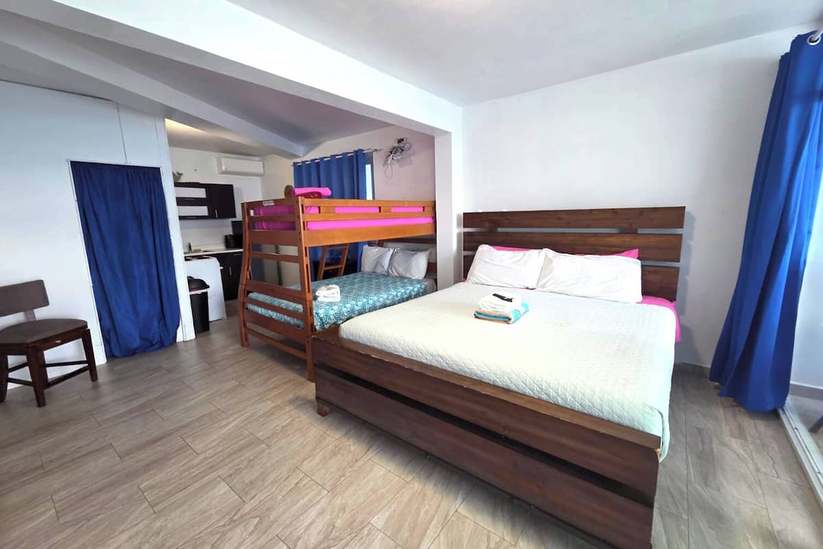VA 102b Deluxe Ocean View Suite, 1 Full/Full & 1 Twin/Twin Size Bunk Beds, Ocean Front Property | 1 多间卧室、遮光窗帘、免费 WiFi、床单