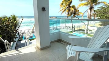 VA 201 Deluxe Views of the Atlantic, Family Suite / Kitchen / 1 Full Size Bed and 2 Twin/Twin Bunk | Área de sala de estar | Televisión de pantalla plana