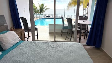 VA 102a Junior Ocean View Suite, 1 Full/Twin Size Bunk Bed, Ocean Front Property | Verduisterende gordijnen, gratis wifi, beddengoed