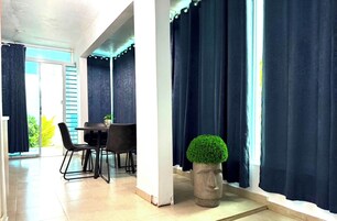 Cortinas blackout, wifi gratis y ropa de cama 