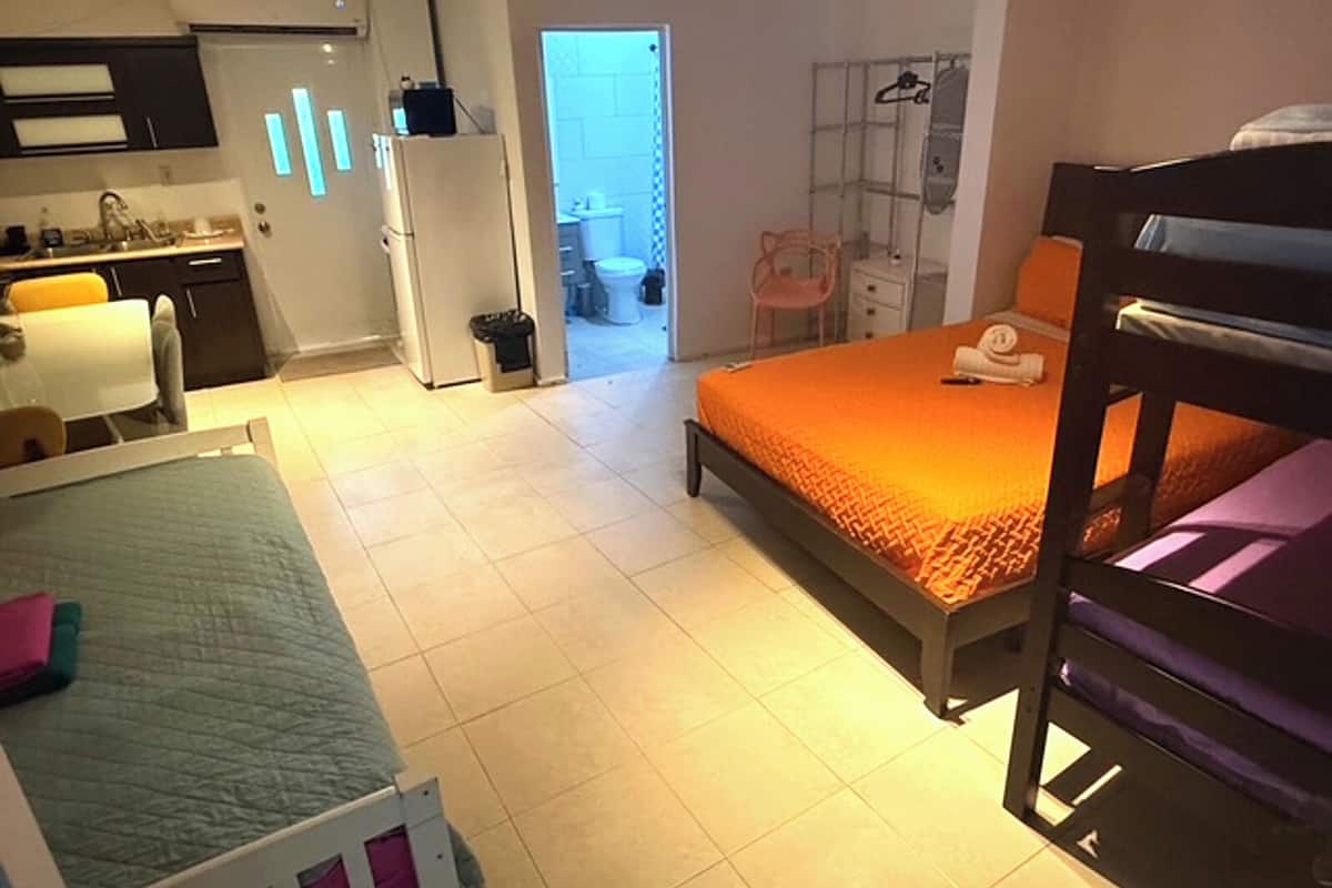 VA 1a Romantic Villa / Kitchen / 1 Queen Size Bed & 1 Twin/Twin Bunk Bed, Partial Ocean View, Ocean | 1 多间卧室、遮光窗帘、免费 WiFi、床单
