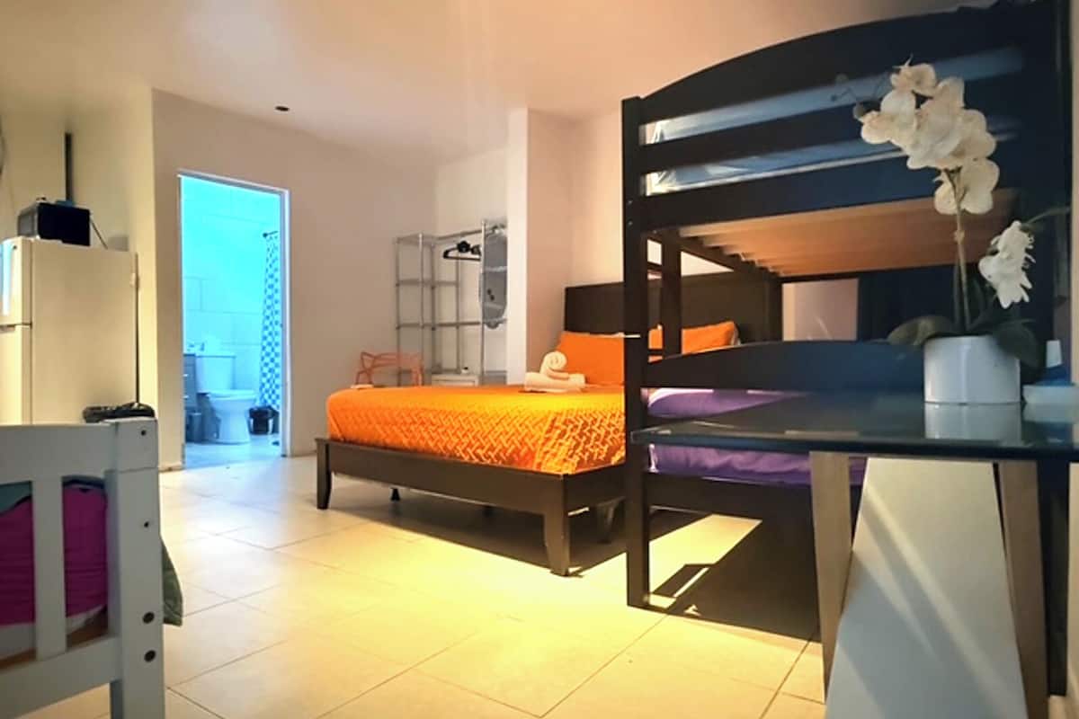 VA 1a Romantic Villa / Kitchen / 1 Queen Size Bed & 1 Twin/Twin Bunk Bed, Partial Ocean View, Ocean