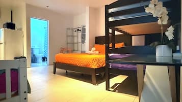 VA 1a Romantic Villa / Kitchen / 1 Queen Size Bed & 1 Twin/Twin Bunk Bed, Partial Ocean View, Ocean | 1 quarto, cortinas blackout, Wi-Fi de cortesia, roupa de cama