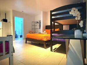 VA 1a Romantic Villa / Kitchen / 1 Queen Size Bed & 1 Twin/Twin Bunk Bed, Partial Ocean View, Ocean | 1 間臥室、遮光布/窗簾、免費無線上網、床單