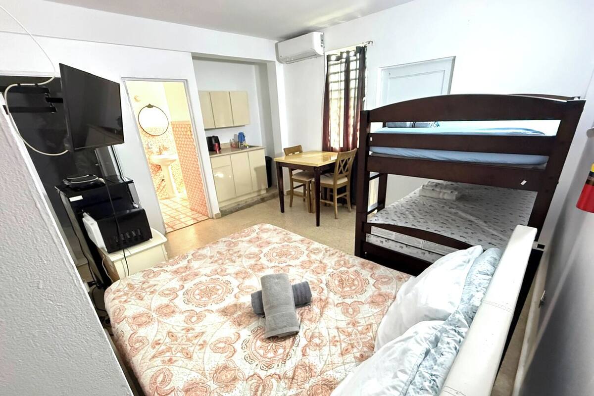VA 1c Family Villa at Back of Property / Kitchenette / 1 Full Size Bed and  1 Twin/Twin Bunk Bed, Oc | Rideaux occultants, Wi-Fi gratuit, draps fournis