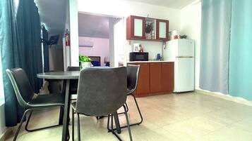 Una cocina compacta con comedor.