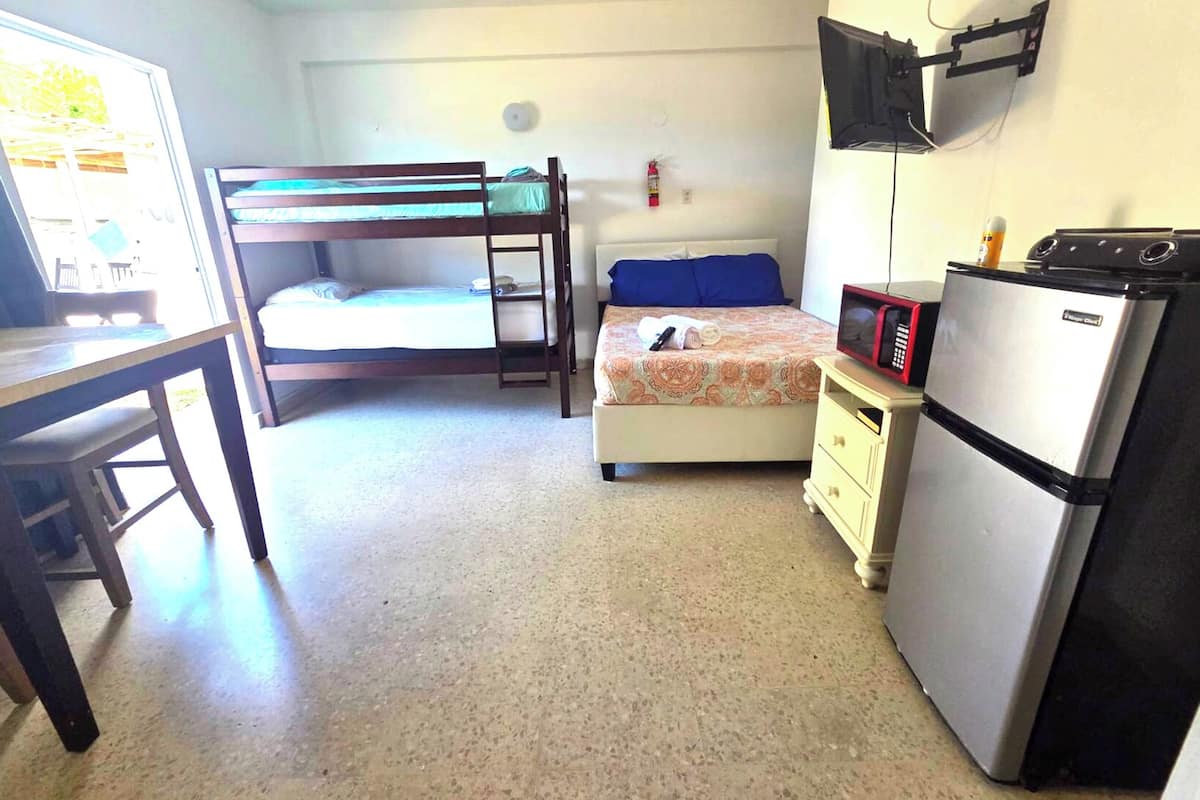 VA 1c Family Villa at Back of Property / Kitchenette / 1 Full Size Bed and 1 Twin/Twin Bunk Bed, Oc | 1 多间卧室、遮光窗帘、免费 WiFi、床单