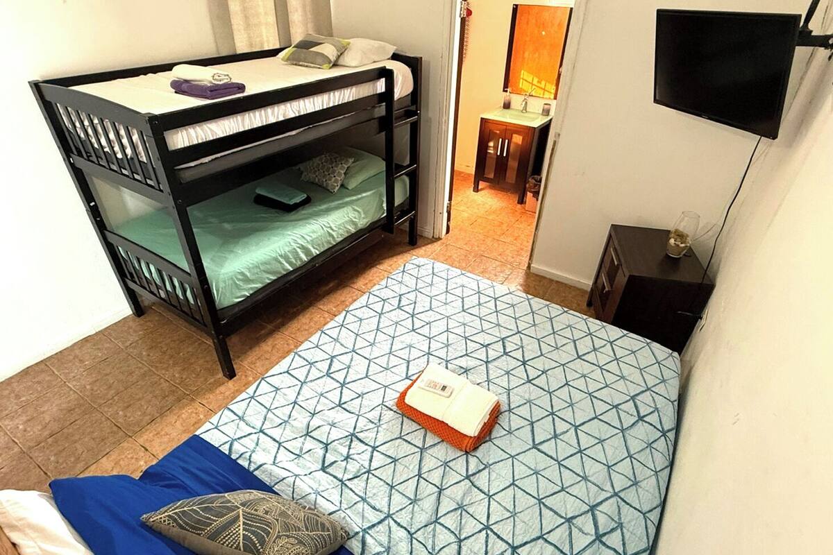 VA 104 Standard Villa / Kitchen / 1 Full and 1 Twin Size beds, Ocean Front  Property | Rideaux occultants, Wi-Fi gratuit, draps fournis