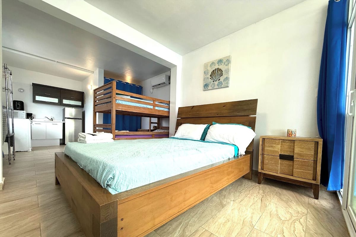 VA 102a Junior Ocean View Suite, 1 Full/Twin Size Bunk Bed, Ocean Front Property | 1 sovrum, mörklÀggningsgardiner, gratis wi-fi och sÀngklÀder