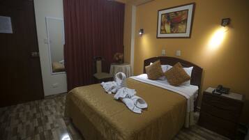 Habitación doble | Minibar, escritorio, cortinas blackout y ropa de cama