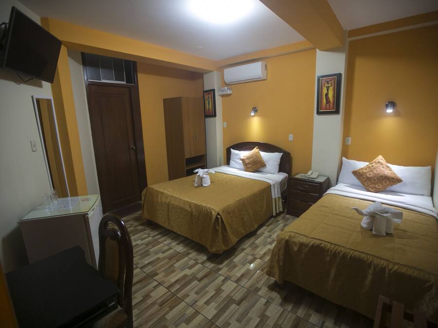 Minibar, skrivebord, blendingsgardiner og sengetøy