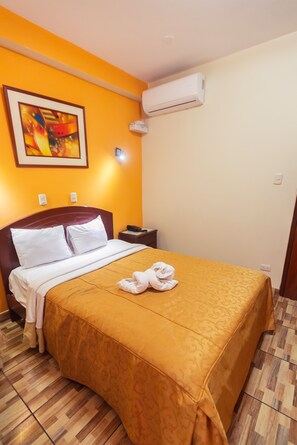 Minibar, desk, blackout curtains, bed sheets - Suite Plaza Hotel Residencial (Trujillo)