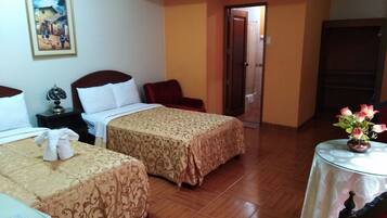 Frigobar, escrivaninha, cortinas blackout, roupa de cama