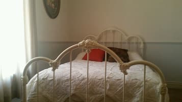 Deluxe Room, 1 Queen Bed, Private Bathroom, Mountain View | Cribs/infant beds, free rollaway beds, free WiFi