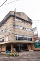 Un hotel de varios pisos con un letrero destacado del Grupo GV.