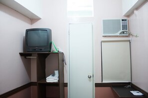 Standaard tweepersoonskamer | Een bureau, beddengoed