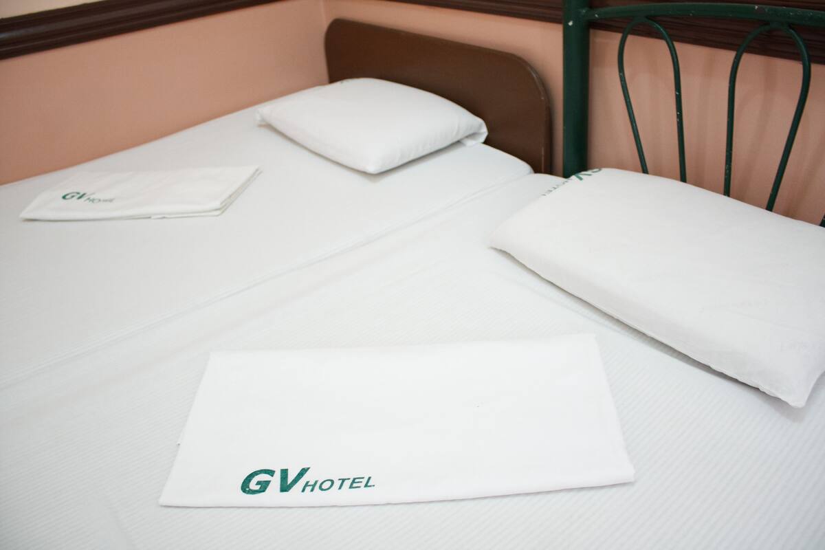 Standard Twin Room | Desk, bed sheets