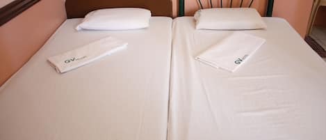 Escritorio y ropa de cama