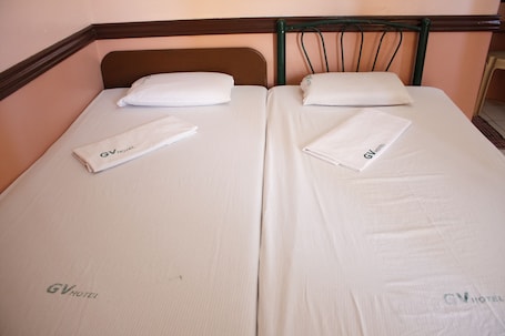 Escritorio y ropa de cama