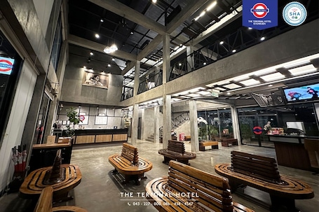 Sala de estar en el lobby. The Terminal Khon Kaen Hotel