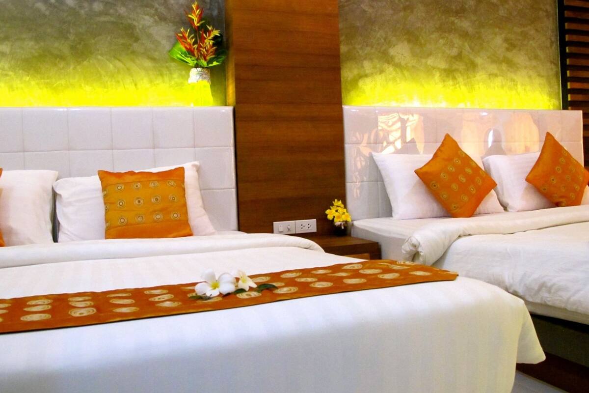 Family Room (4 persons) | Hypo-allergenic bedding available, desk, bed sheets