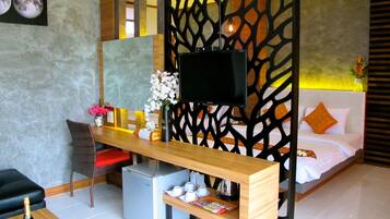 Family Room (4 persons) | Hypo-allergenic bedding, desk, free wired internet, bed sheets