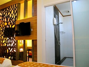 Hypo-allergenic bedding, desk, free wired internet, bed sheets - Chawlay Resort (Koh Lipe)