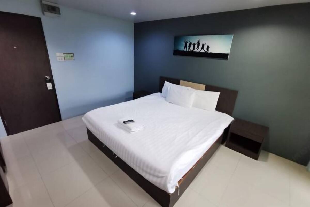 Desk, WiFi (free), bed sheets