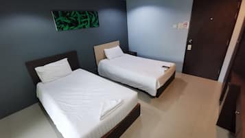标准双床房 | 办公桌、免费 WiFi、床单