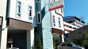A multi-story hotel with a sign indicating it is a student accommodation. - Able Resident Hat Yai (Hat Yai)