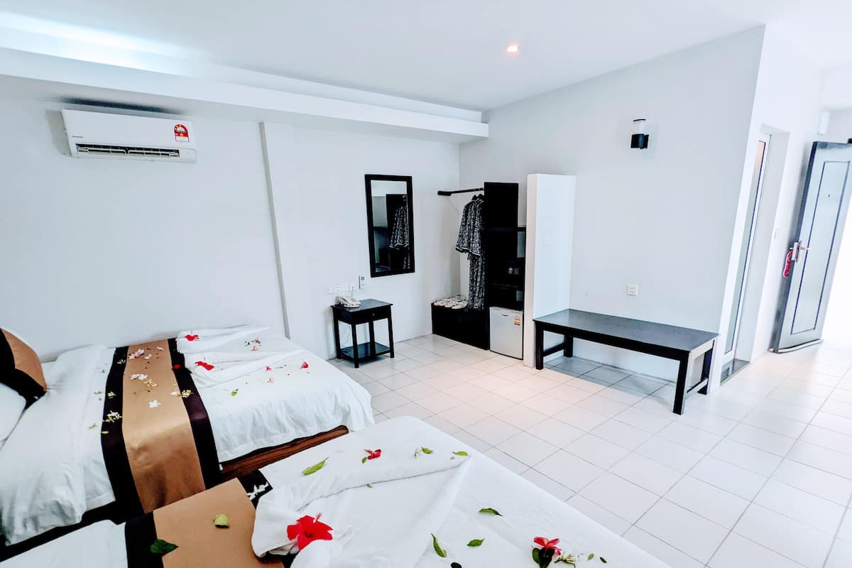Perhehuone, merinäköala (Deluxe Family Room) | Minibaari, työpöytä, äänieristys, silitysrauta/-lauta