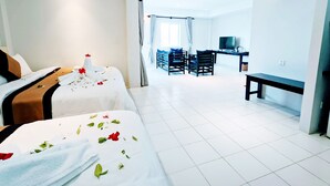 Familiekamer, uitzicht op zee | Een minibar, een bureau, geluiddichte muren, een strijkplank/strijkijzer