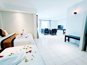 Habitación familiar, vista al mar | Minibar, escritorio, insonorización y tabla de planchar con plancha 