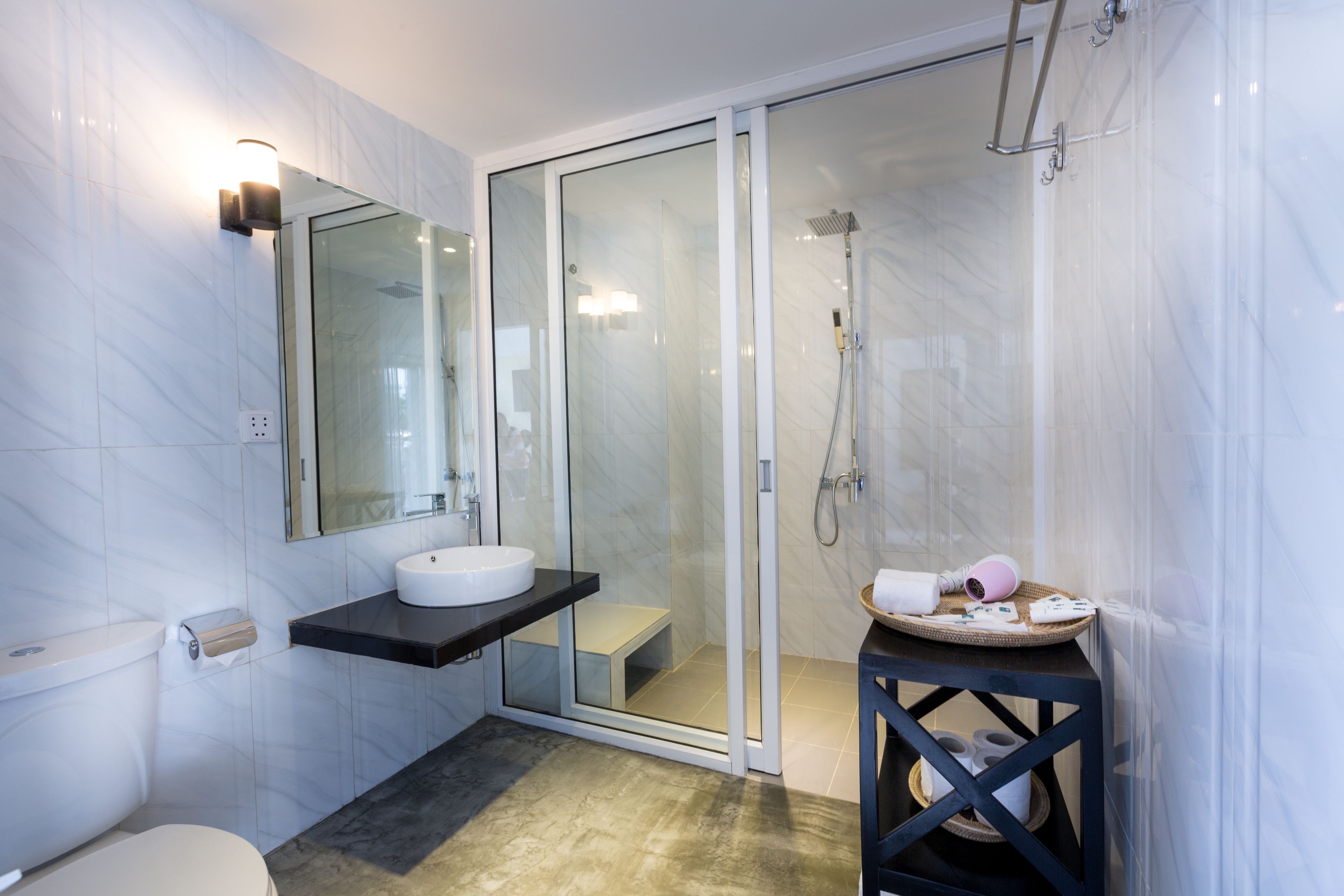 Habitación Deluxe, vistas a la piscina | Baño | Ducha, artículos de higiene personal gratuitos y secador de pelo