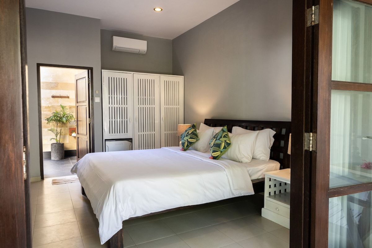 Minibar, in-room safe, free WiFi
